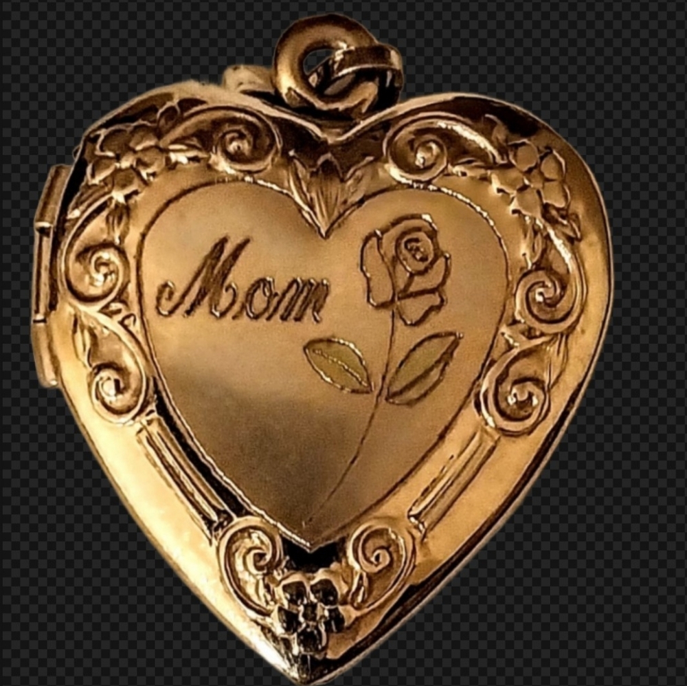 MOM heart locket, 14Kt, gold, good condition.
